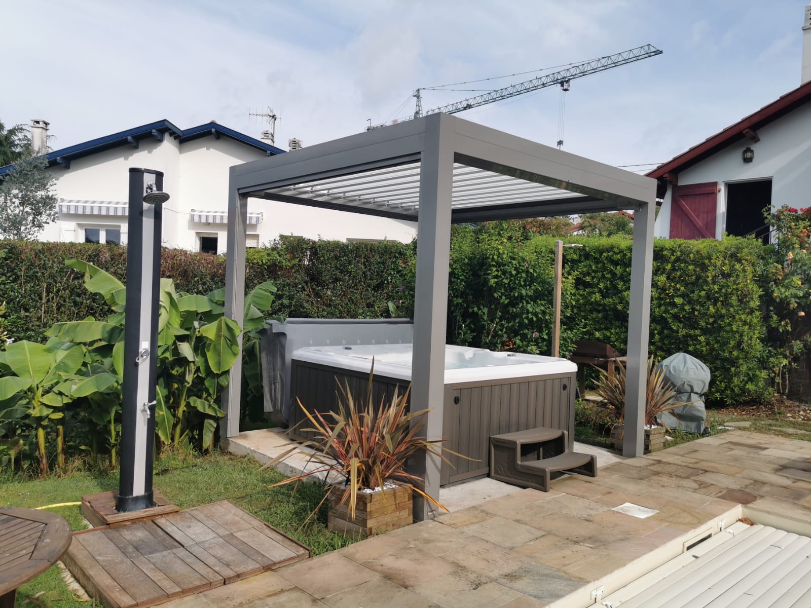 Exemple de réalisation à Bidart avec la pose d'une pergola Open R1 de chez le fabricant Marquises par l'entreprise Ty Bask spécialiste de la fermeture de l'habitat sur la côte basque et le sud des landes.