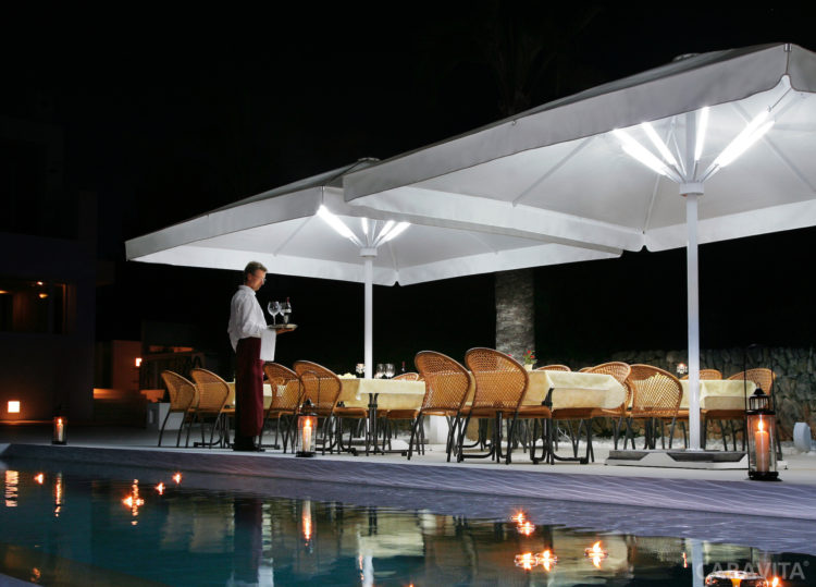 Les parasols géants et voiles d'ombrage de la marque Caravita disponibles chez Ty Bask, spécialiste de la fermeture de l'habitat au pays basque et sud des landes.