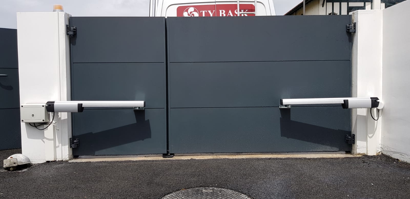 Exemple de réalisation Ty Bask : pose d'un portail et d'un portillon de la gamme Klavel de Cadiou. Accompagnement sur-mesure pour la motorisation de faible encombrement.